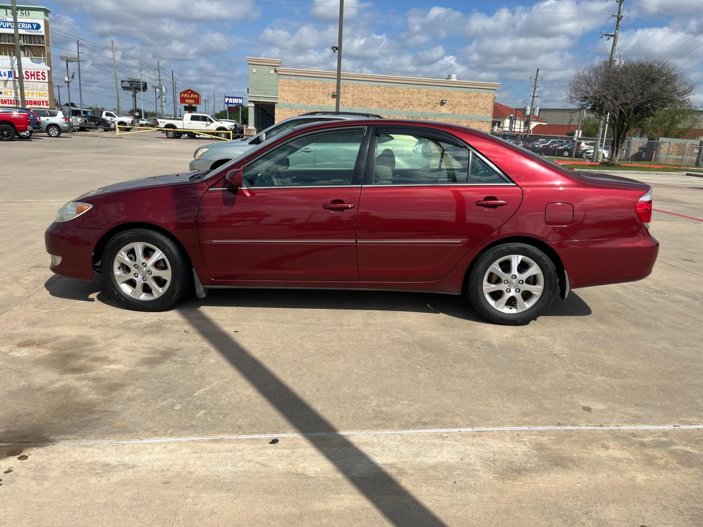 2006 red /TAN Toyota Camry LE V6 (4T1BF30KX6U) with an 3.0L V6 DOHC 24V engine, 5-Speed Automatic Overdrive transmission, located at 14700 Tomball Parkway 249, Houston, TX, 77086, (281) 444-2200, 29.928619, -95.504074 - Photo#3